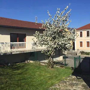 https://maison-entiere-avec-2ch-sdb-et-vaste-cour-vouvray.hotels-rhonealpes.com